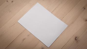 Papier plié blanc blanc sur table en bois photo