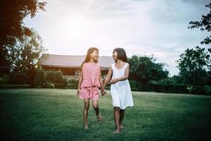 deux petites filles s'amusant à jouer dans le parc photo