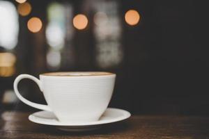 effet de style vintage photo d'une tasse de café dans un café