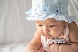 le bébé est allongé la tête sur le lit photo