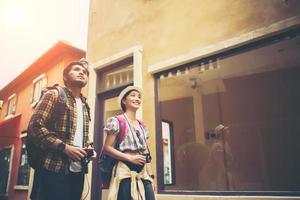 Couple de jeunes touristes marchant dans une ville urbaine profitant de vacances ensemble photo