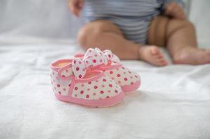 chaussures pour nouveau-né sur un matelas blanc photo
