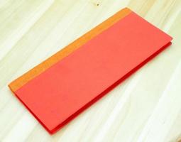 cahier rouge sur bois photo