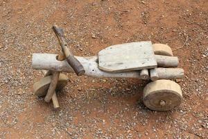 vélo en bois à l'extérieur photo