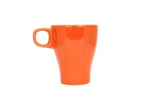 tasse orange sur blanc photo