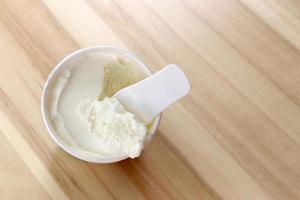 crème glacée avec cuillère en plastique dans une tasse en papier photo