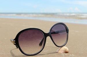 lunettes de soleil sur la plage tropicale photo