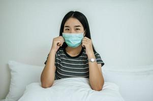 une femme portant une chemise rayée et un masque de protection photo