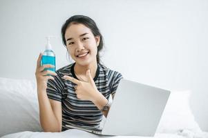 jeune femme, utilisation, gel lavage mains photo