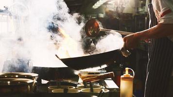 faire cuire de la nourriture dans un wok photo