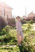 femme gaie dans la maison porter un pyjama d'été cour extérieure à la maison - concept de vêtements de nuit et de vêtements d'intérieur photo