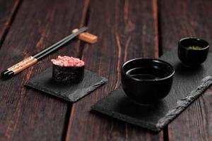 gunkan maki sushi de poisson saumon, pétoncle, perche, anguille, crevette et caviar sur fond de table en bois. menu de sushis. cuisine japonaise sushi set gunkans photo