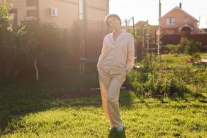 femme gaie dans la maison porter un pyjama d'été cour extérieure dans l'espace de copie à la maison - concept de vêtements de nuit et de vêtements de maison photo