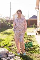 femme gaie dans la maison porter un pyjama d'été cour extérieure à la maison - concept de vêtements de nuit et de vêtements d'intérieur photo