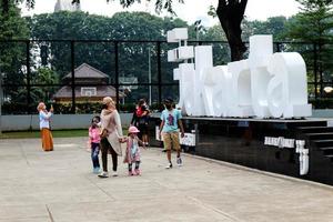 jakarta, indonésie en août 2022. visiteurs amoureux de la flore et de la faune visitant l'exposition flona 2022 au champ de banteng dans le centre de jakarta. photo