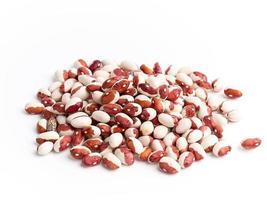 tas de haricots blancs-rouges crus sur fond blanc photo