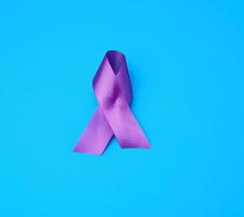 ruban violet comme symbole de la recherche précoce et du contrôle de la maladie, la maladie d'alzheimer photo