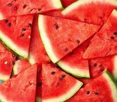 tranches triangulaires tranchées de melon d'eau rouge mûr avec graines photo