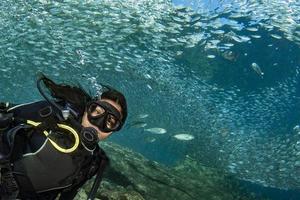 belle fille mexicaine latina plongeant dans la mer de cortez photo