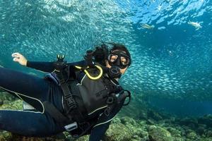 belle fille mexicaine latina plongeant dans la mer de cortez photo