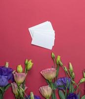 fleurs fraîches eustoma lisianthus et carte papier vide photo