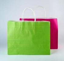 sacs shopping rectangulaires en papier rose et vert avec anse photo