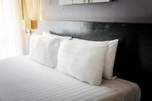 oreillers sur un lit d'hôtel photo