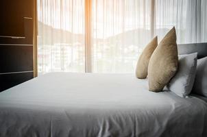 oreillers sur un lit d'hôtel photo