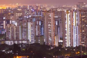 bâtiments de singapour la nuit photo