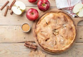 tarte aux pommes maison avec des pommes rouges fraîches photo