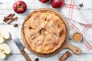 tarte aux pommes maison avec des pommes rouges fraîches photo