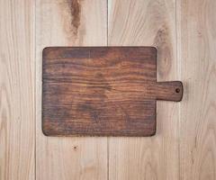 vieille planche à découper de cuisine vide sur une table en bois photo
