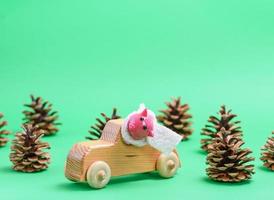 voiture pour enfants en bois au milieu de cônes sur fond vert photo