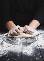les mains des hommes remplacent la pâte de farine de blé blanc photo