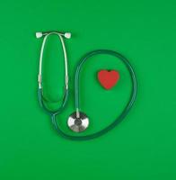 stéthoscope médical et coeur en bois rouge photo
