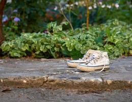 paire de baskets blanches très anciennes photo