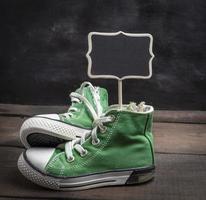paire de chaussures en textile vert très usées photo