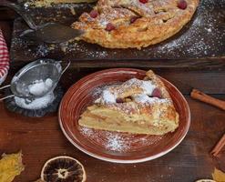 Pâte feuilletée à la tarte aux pommes sur une plaque en céramique marron photo