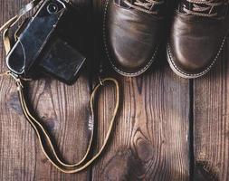 chaussures marron en cuir et un vieil appareil photo vintage