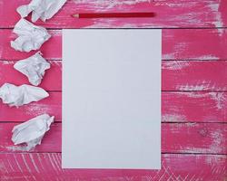 feuille de papier rectangulaire blanche vide et crayon en bois rouge photo