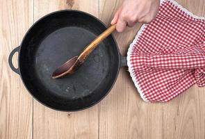 casserole ronde noire vide avec manche en bois photo