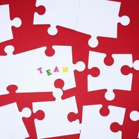 gros puzzles blancs sur fond rouge, équipe d'inscription photo
