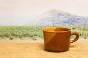 tasse de café marron devant le champ photo