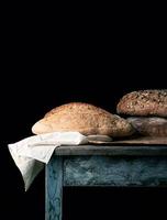 miches de pain cuites au four sur une table en bois photo