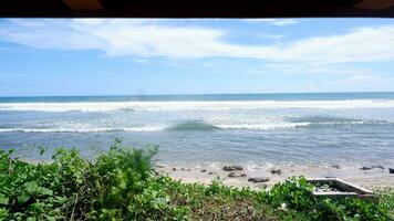 eau turquoise, vagues blanches, ciel bleu, arbre vert, sable blanc, belle plage et belle île, sayang heulang garut, vue panoramique photo