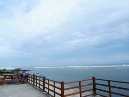 belle vue sur la plage du haut du pont en bois. ciel bleu, belle eau turquoise photo