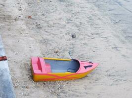 petit bateau rouge sur la côte. vue sur la plage photo