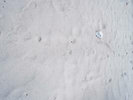 prise de vue plein cadre. gros plan sur la texture du sable de la plage en été. nature du sable sur la plage. plage de sable blanc de texture photo