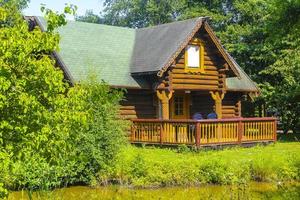 maison de vacances marron en bois dans la nature allemagne. photo