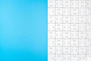 puzzle blanc sur fond bleu, espace de copie. photo